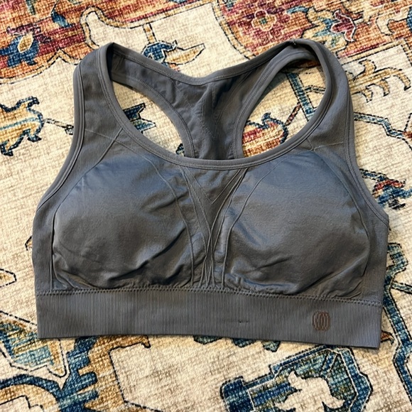 2 sports bra size Medium - Picture 6 of 8